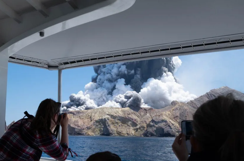 视频捕捉了当下新西兰华卡里火山爆发的瞬间